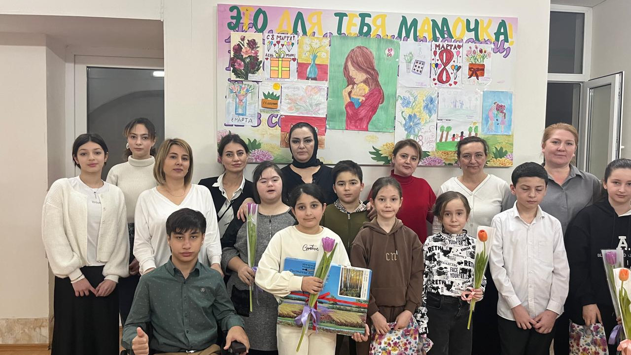 В канун женского праздника в Семейном МФЦ на базе Комплексного центра в Дербенте работники социального учреждения поздравили своих подопечных с наступающим 8 Марта